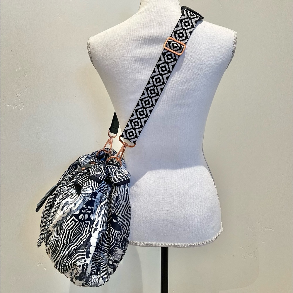 🤩 NWT Lululemon Diversity Bag Winged Mosaic White Naval Blue - Picture 16 of 16